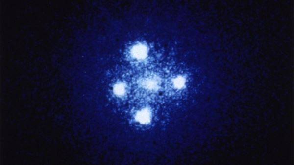 Астрономы сфотографировали еще один крест Эйнштейна