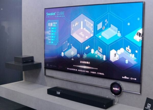 Skyworth представил трехэкранный телевизор – центр умного дома 