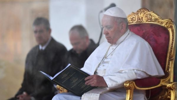Папа римский объяснил отказ от поцелуев руки верующими